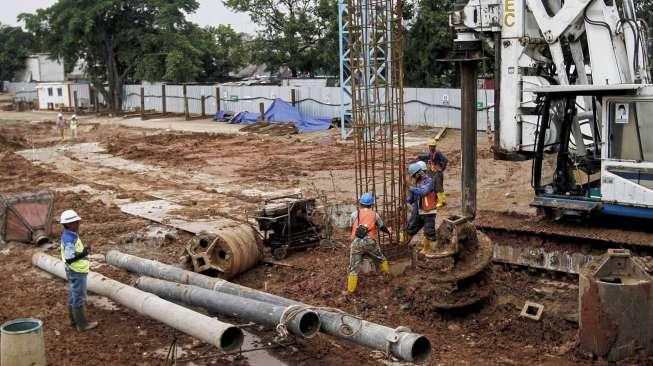 Pekerja menyelesaikan pembangunan proyek pembangunan rusun sewa tingkat tinggi Pasar Rumput, Jakarta, Kamis (4/5).