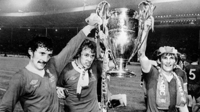 Pemain Legenda Liverpool Kenny Dalglish (kanan) mengangkat trofi European Cup (sekarang Liga Champions) di tahun 1978 [AFP]