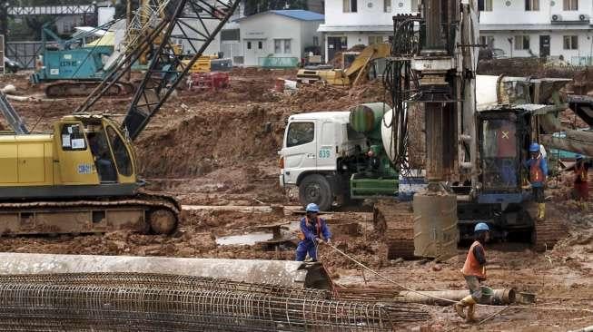 Pekerja menyelesaikan pembangunan proyek pembangunan rusun sewa tingkat tinggi Pasar Rumput, Jakarta, Kamis (4/5).