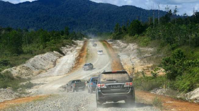 Pembangunan jalan perbatasan di Kalimantan. (Sumber: Kementerian PUPR)