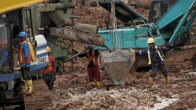 Pekerja menyelesaikan pembangunan proyek pembangunan rusun sewa tingkat tinggi Pasar Rumput, Jakarta, Kamis (4/5).