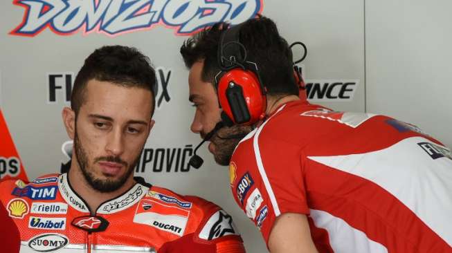 Pebalap Ducati, Andrea Dovizioso (kiri), berbincang dengan kru timnya. [AFP/Mohd Rasfan]