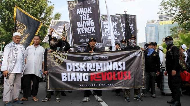 Massa anti Ahok menyambangi Gedung Mahkamah Agung (MA), di Jakarta, Jumat (5/5).