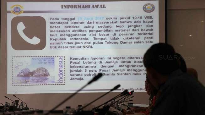 Menteri Kelautan dan Perikanan Susi Pudjiastuti memberikan keterangan pers terkait kapal Chuan Hong 68 yang kabur dari Indonesia, Jakarta, Jumat (5/5).