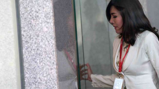 Istri tersangka kasus dugaan korupsi KTP elektronik Andi Agustinus alias Andi Narogong, Inayah menjalani pemeriksaan di Gedung KPK, Jakarta, Jumat (5/5).