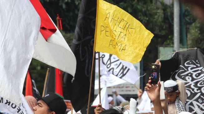 Massa anti Ahok menyambangi Gedung Mahkamah Agung (MA), di Jakarta, Jumat (5/5).