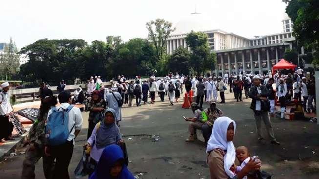 Jelang Aksi, Massa Anti Ahok Mulai Padati Masjid Istiqlal