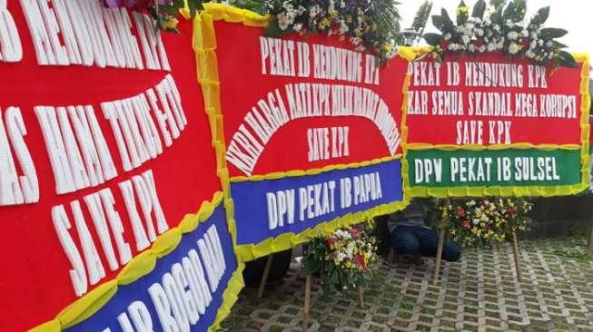 Giliran KPK yang Dapat Rangkaian Karangan Bunga