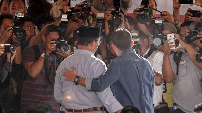 Menetapkan secara resmi pasangan Anies Baswedan-Sandiaga Uno.  