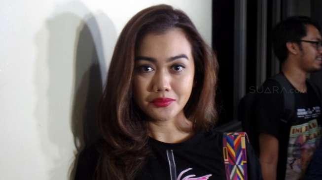 Nia Anggia, adik kandung Julia Perez (Jupe), saat ditemui di RSCM, Jakarta Pusat, Jumat (5/5/2017). [Suara.com/Ismail]