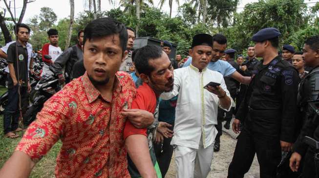 Petugas kepolisian berpakaian sipil dibantu warga menangkap tahanan yang kabur dari Rutan Sialang Bungkuk Kelas IIB, Pekanbaru, Riau, Jumat (5/5).
