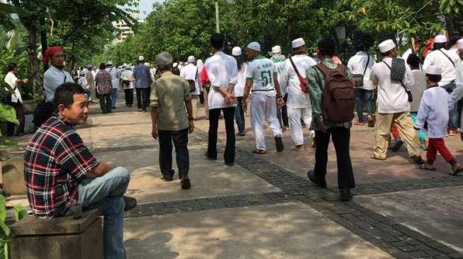 Duduk di Depan Balai Kota Pakai Kemeja Kotak, Diusir Anti Ahok