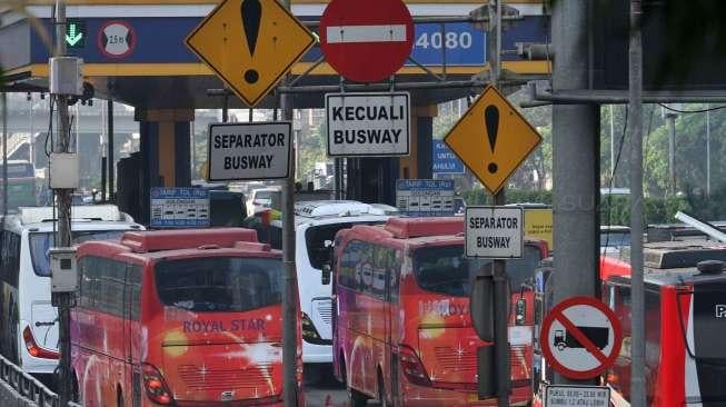 Sejumlah kendaraan tampak antre di gerbang tol Semanggi, Jakarta, Sabtu (6/5/2017). [Suara.com/Oke Atmaja]