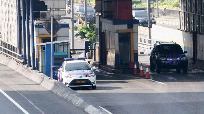 Sejumlah kendaraan tampak antre membayar tol di gerbang tol Semanggi, Jakarta, Sabtu (6/5/2017). [Suara.com/Oke Atmaja]