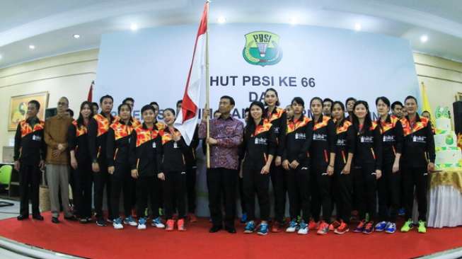 Ketua Umum PP PBSI, Wiranto (tengah), melepas tim bulutangkis Indonesia yang akan berlaga di Piala Sudirman 2017 di Gold Coast, Australia, 21-28 Mei mendatang. [Humas PBSI]