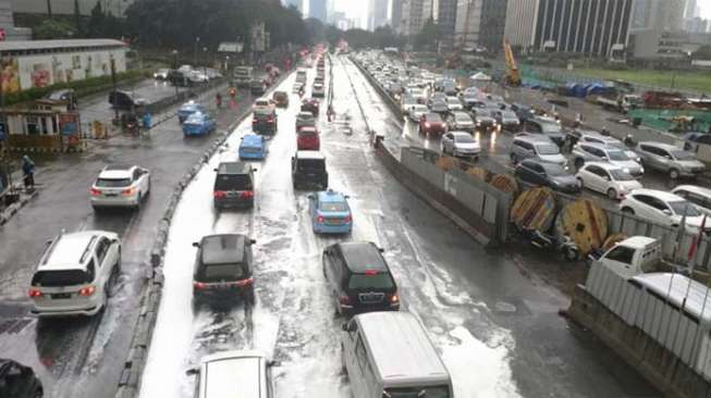 Jakarta Geger! Jalan Sudirman Diselimuti Fenomena 'Salju'