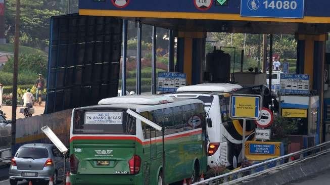 Sejumlah kendaraan tampak antre membayar tol di gerbang tol Semanggi, Jakarta, Sabtu (6/5/2017). [Suara.com/Oke Atmaja]