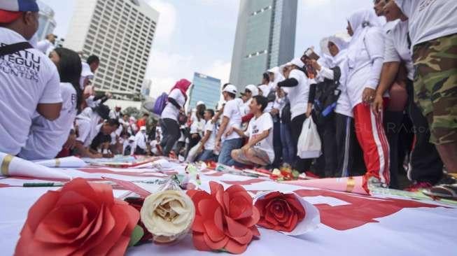 Aksi sejuta bunga untuk Anies-Sandi di Bundaran HI, Jakarta, Minggu (7/5).