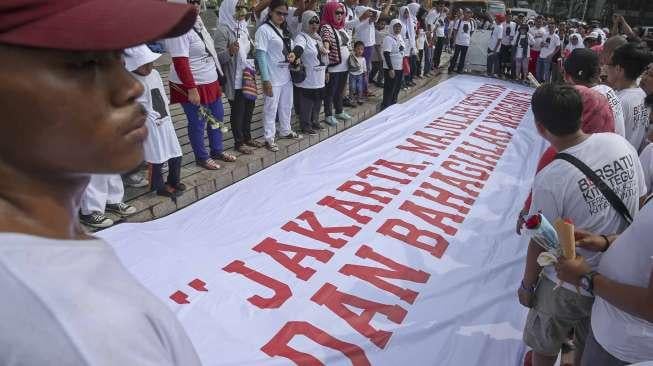 Aksi sejuta bunga untuk Anies-Sandi di Bundaran HI, Jakarta, Minggu (7/5).