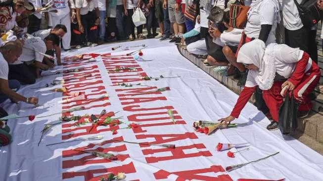 Aksi sejuta bunga untuk Anies-Sandi di Bundaran HI, Jakarta, Minggu (7/5).