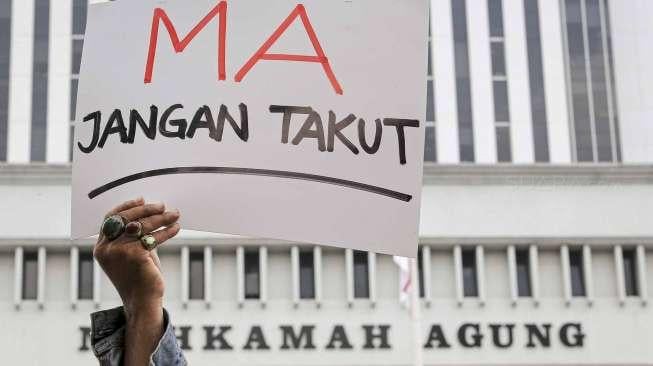 Ratusan warga melakukan aksi unjuk rasa di depan gedung Mahkamah Agung (MA) RI, di Jalan Medan Merdeka Utara, Jakarta, Senin (8/5).