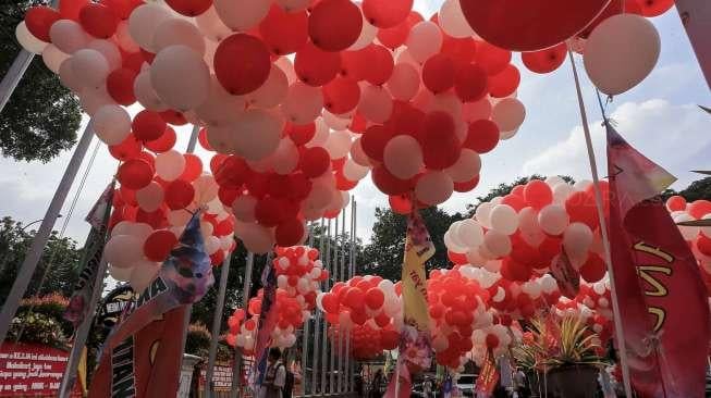 Ribuan balon di halaman kantor Balai Kota Jakarta, Senin (8/5).