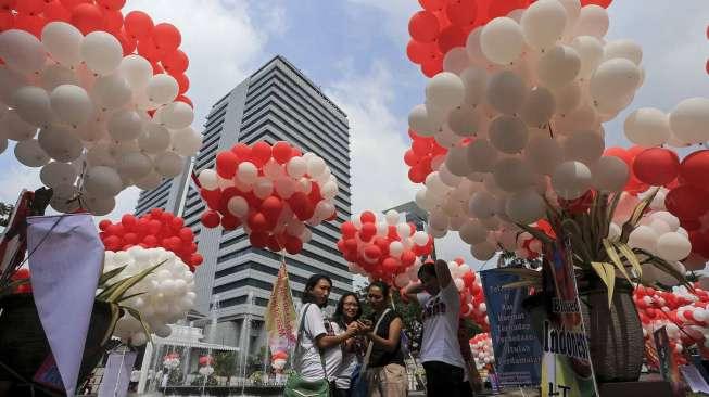 Ribuan balon di halaman kantor Balai Kota Jakarta, Senin (8/5).