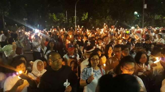 Malam Jelang Vonis Ahok, Bakar Lilin dan Doa Bareng di Balai Kota