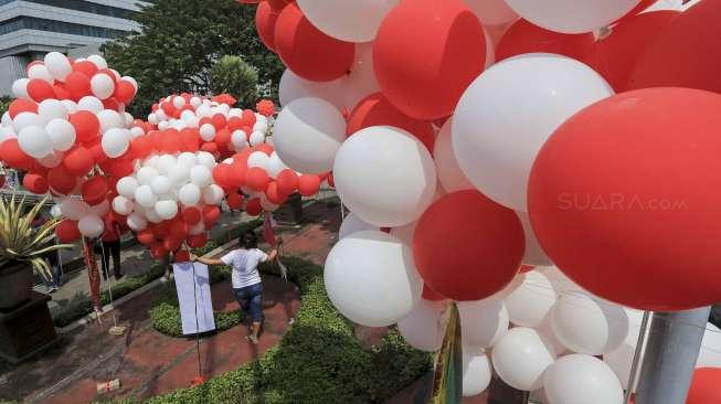 Ribuan balon di halaman kantor Balai Kota Jakarta, Senin (8/5).