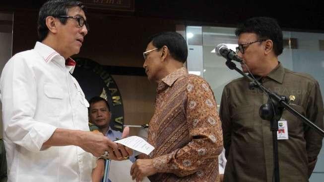 Menko Polhukam Wiranto memberikan keterangan pers terkait ormas Hizbut Tahir Indonesia (HTI) di Jakarta, Senin (8/5).