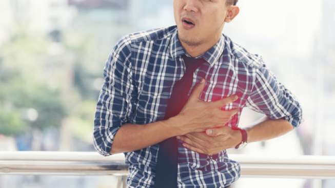 Seorang pria alami serangan jantung (Shutterstock)