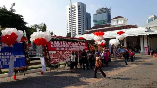 Ada Ribuan Balon Merah dan Putih di Halaman Balai Kota