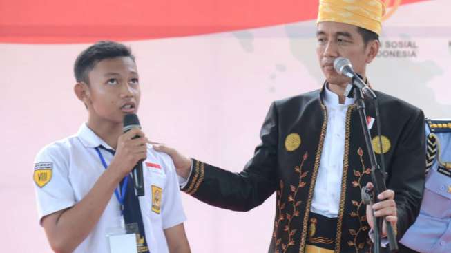 Pimpin Indonesia Satu Dekade, Jokowi Bangun SDM Lewat Program Kartu Indonesia Pintar