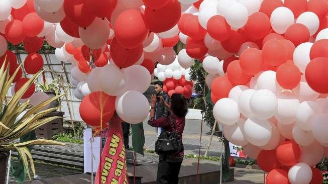 Ribuan balon di halaman kantor Balai Kota Jakarta, Senin (8/5).