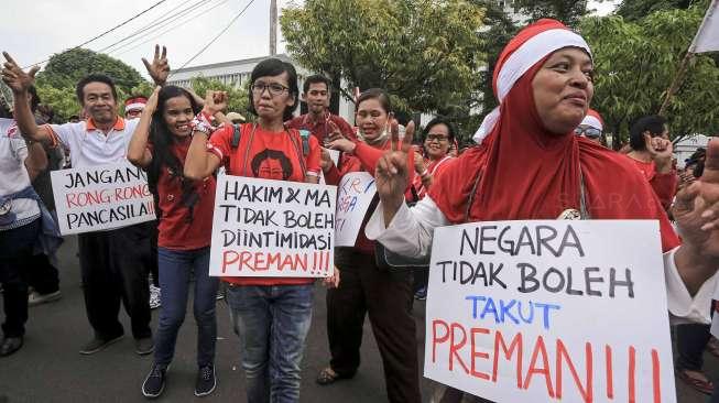 Ratusan warga melakukan aksi unjuk rasa di depan gedung Mahkamah Agung (MA) RI, di Jalan Medan Merdeka Utara, Jakarta, Senin (8/5).