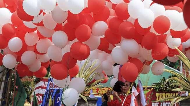 Ribuan balon di halaman kantor Balai Kota Jakarta, Senin (8/5).