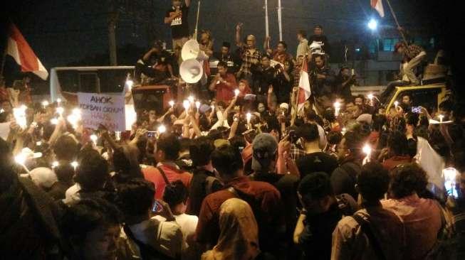 Masa Pendukung Ahok Gelar Aksi Lilin di Depan LP Cipinang