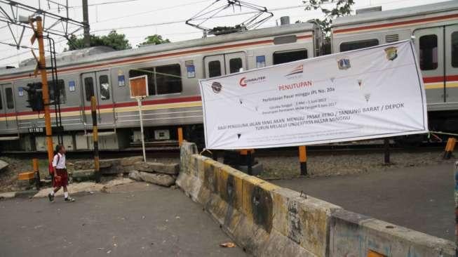 Perlintasan kereta api JPL No 20a KM 15+30.9 yang ditutup di Pasar Minggu, Jakarta, Selasa (9/5).