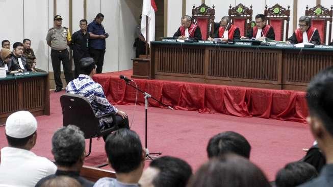 Terdakwa Gubernur DKI Jakarta Basuki Tjahaja Purnama (Ahok) menjalani sidang vonis perkara dugaan penistaan agama di Pengadilan  Negeri Jakarta Utara, di aula Kementerian Pertanian, Jakarta, Selasa (9/5).