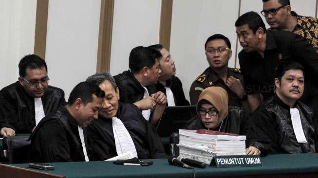 Terdakwa Gubernur DKI Jakarta Basuki Tjahaja Purnama (Ahok) menjalani sidang vonis perkara dugaan penistaan agama di Pengadilan  Negeri Jakarta Utara, di aula Kementerian Pertanian, Jakarta, Selasa (9/5).