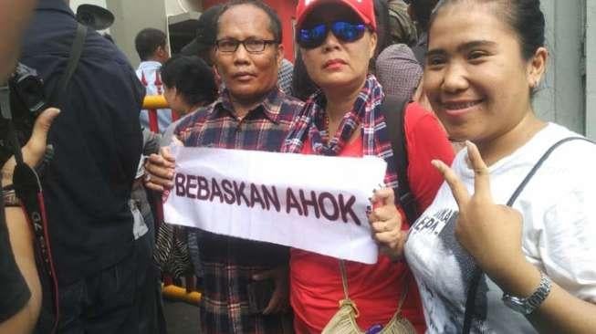 Spanduk 'Bebaskan Ahok' Terbentang di Rutan Cipinang