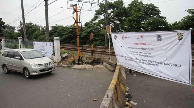 Perlintasan kereta api JPL No 20a KM 15+30.9 yang ditutup di Pasar Minggu, Jakarta, Selasa (9/5).