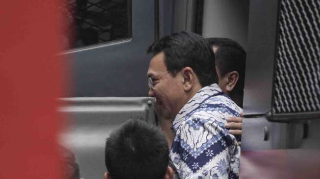 Ahok Minta Dibawakan Alkitab Berbahasa Mandarin