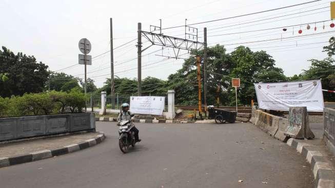 Perlintasan kereta api JPL No 20a KM 15+30.9 yang ditutup di Pasar Minggu, Jakarta, Selasa (9/5).