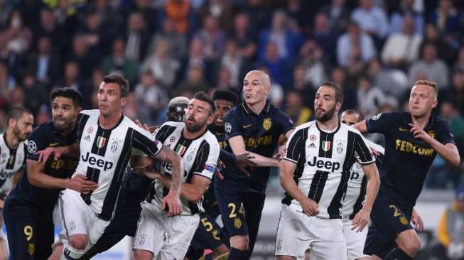 Pemain Juventus dan Monaco berebut bola dalam laga leg kedua babak semifinal Liga Champions yang berlangsung di Juventus Stadium [AFP]