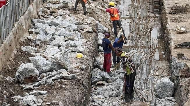 Proyek pembangunan Underpass Matraman-Salemba, Jakarta, Rabu (10/5).