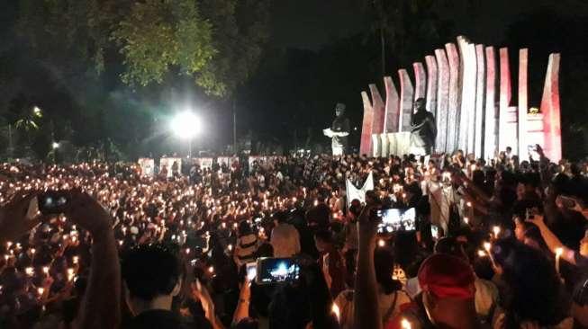 Pendukung Ahok Kumpul di Tugu Proklamasi Menyalakan Lilin