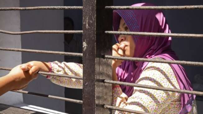 Menangis, Baiq Nuril Harap Amnesti saat Putrinya Jadi Paskibra 17 Agustus