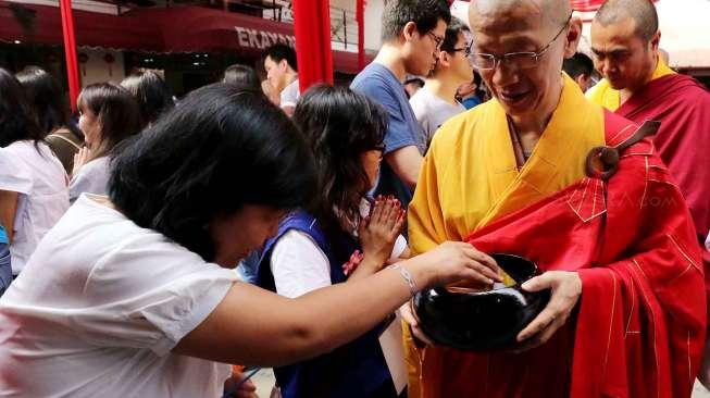 Sejumlah umat Budha melakukan perayaan Hari Trisuci Waisak di Wihara Ekayana Arama-Indonesia Buddhist Center, Tanjung Duren, Jakarta, Kamis (11/5).