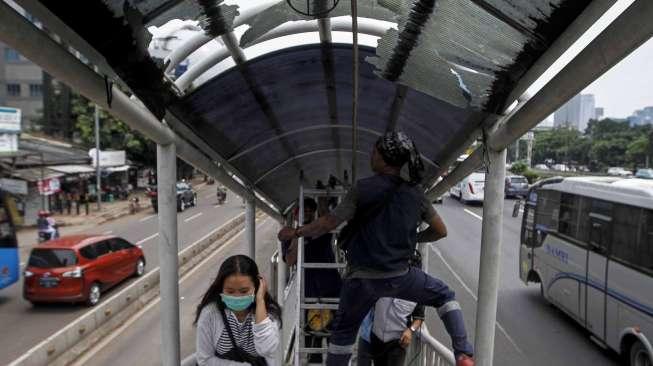 Banyak yang bocor akibat rusak dan lapuk termakan usia.   